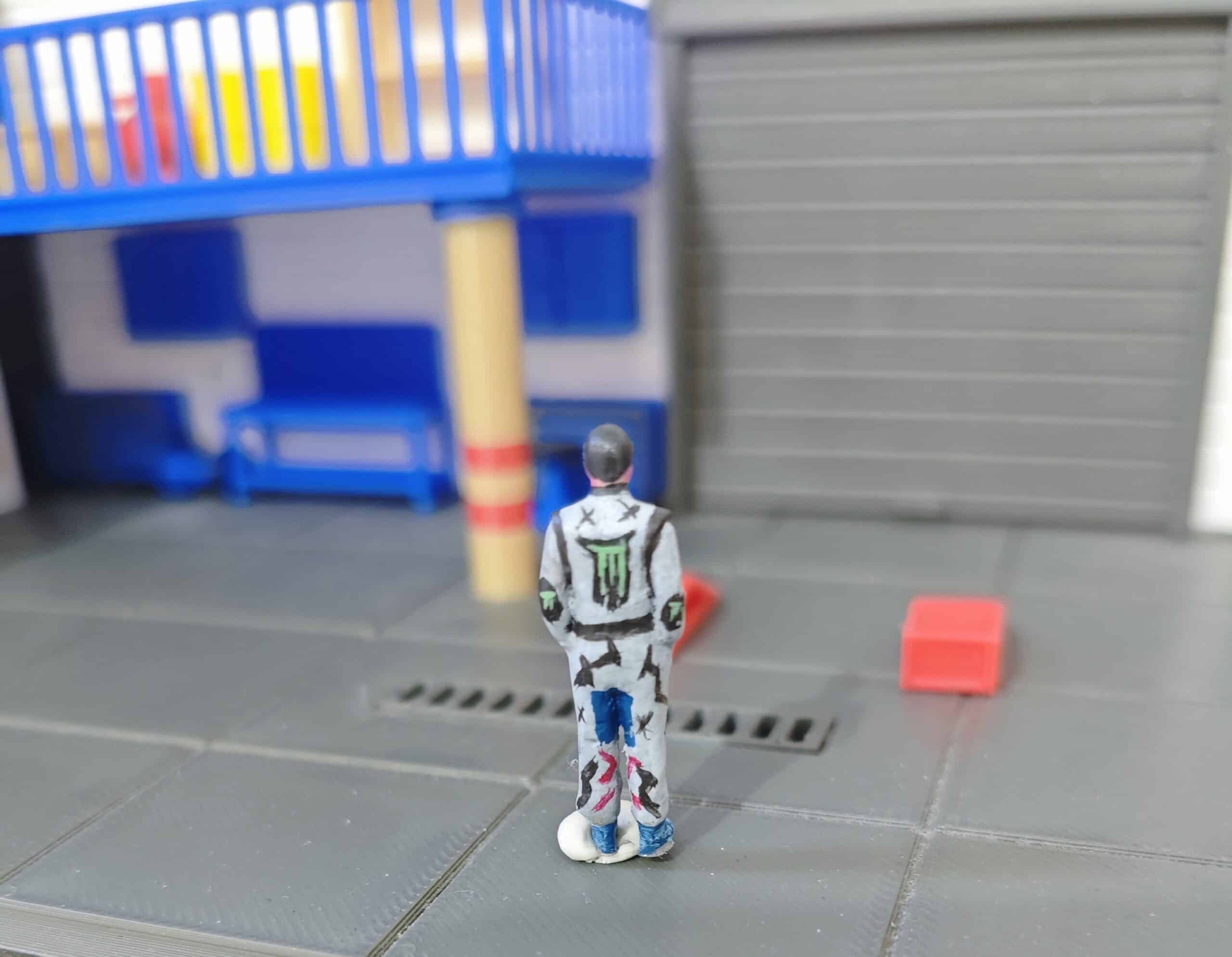 Figura de Resina "Ken" (Escala 1/64) – Pintada a Mano para Dioramas (Hot Wheels,Matchbox, Mini GT...) - Imagen 3