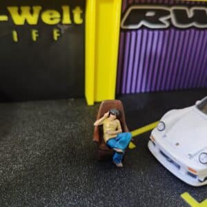Figura de Resina 1/64: Akira Nakai (RWB) Sentado en Sofá – Pintada a Mano