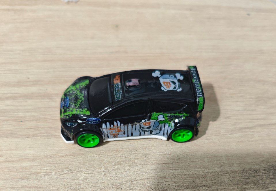 Decals Energy Drink "Ken" con Tinta Blanca Real: Ford Fiesta (Hot Wheels 1:64) - Imagen 2
