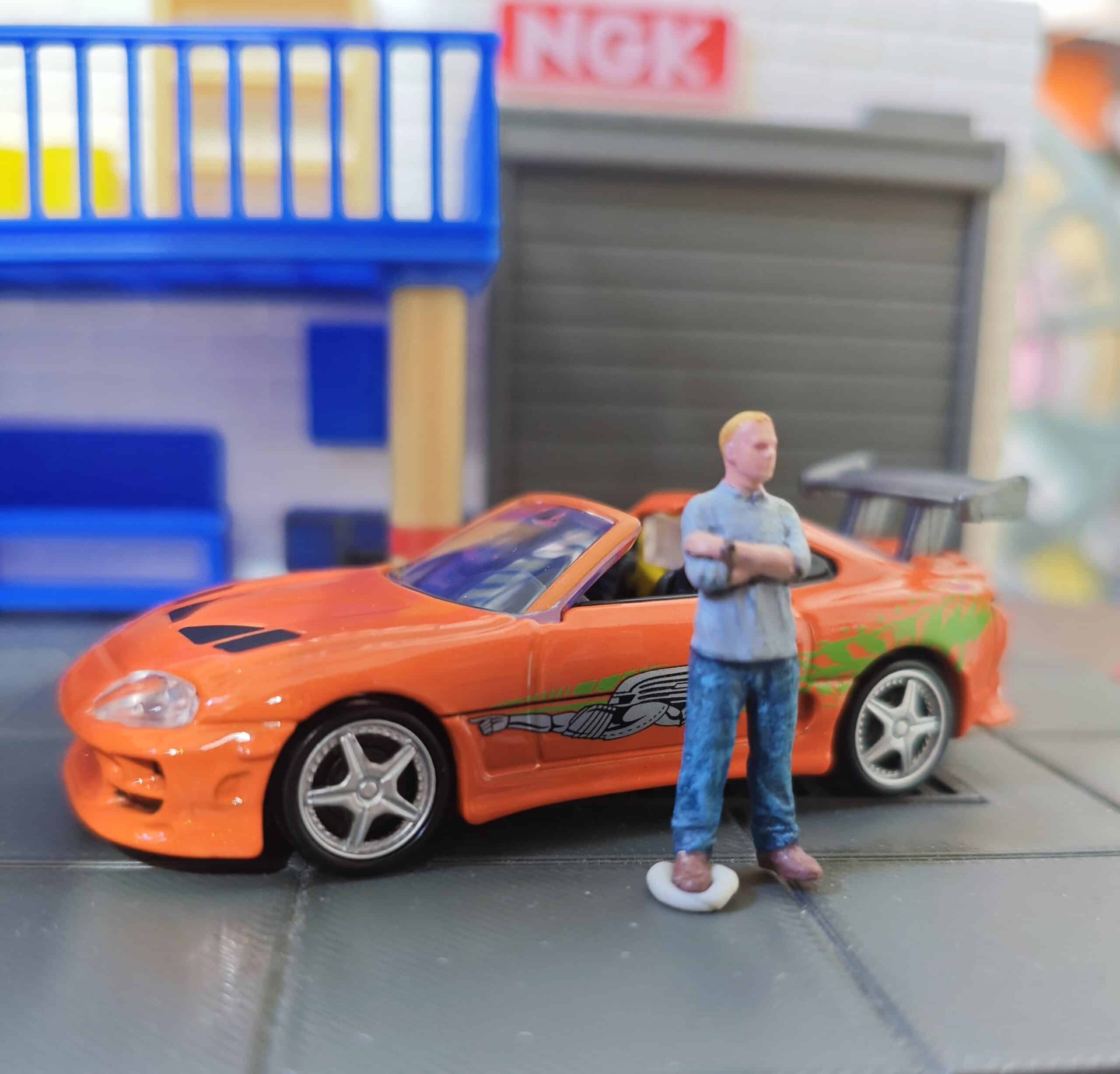 ¡Leyenda de la Velocidad! Figura de Resina 1/64: Bryan – Pintada a Mano (Hot Wheels, Matchbox, Mini GT...) - Imagen 3