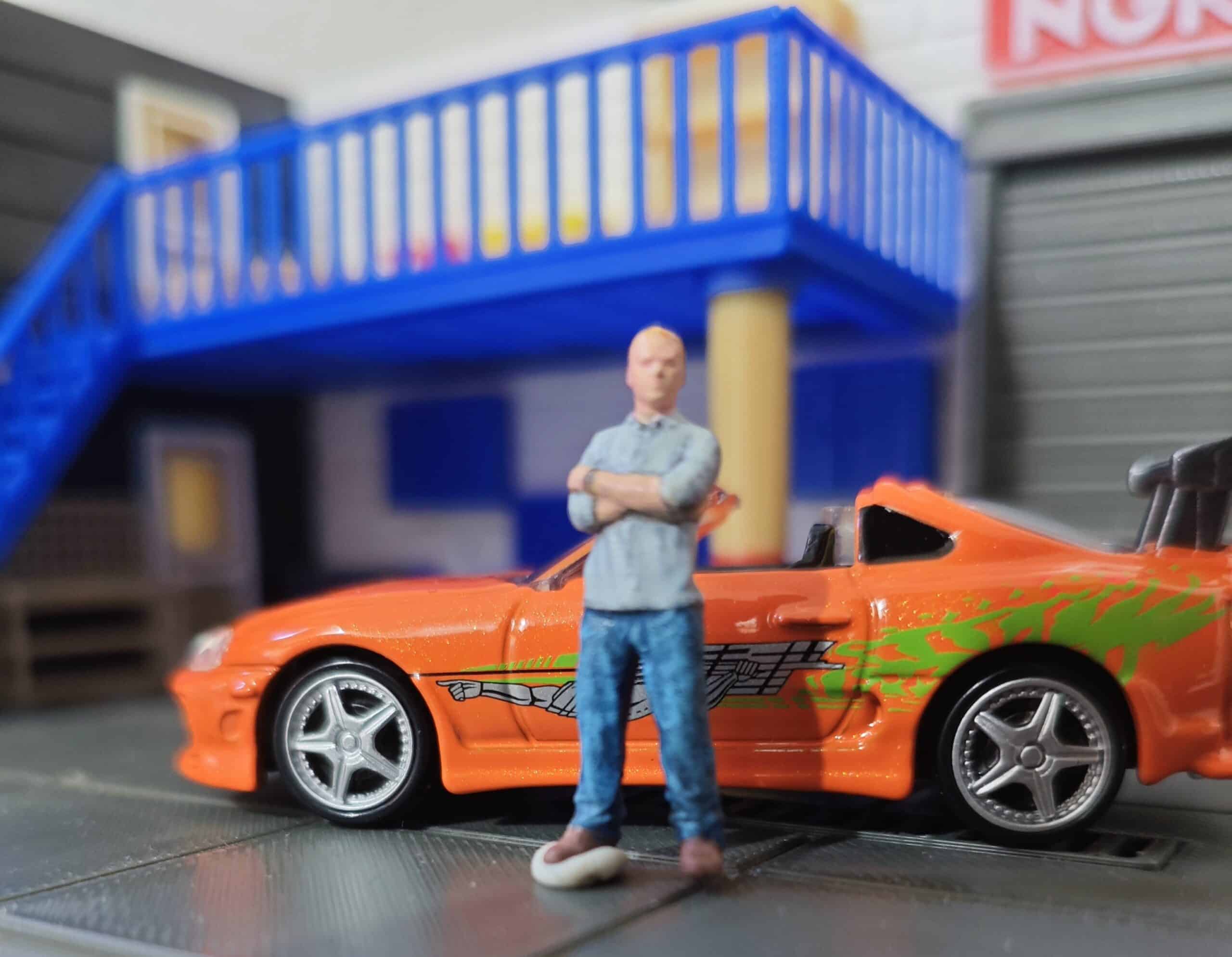¡Leyenda de la Velocidad! Figura de Resina 1/64: Bryan – Pintada a Mano (Hot Wheels, Matchbox, Mini GT...) - Imagen 4