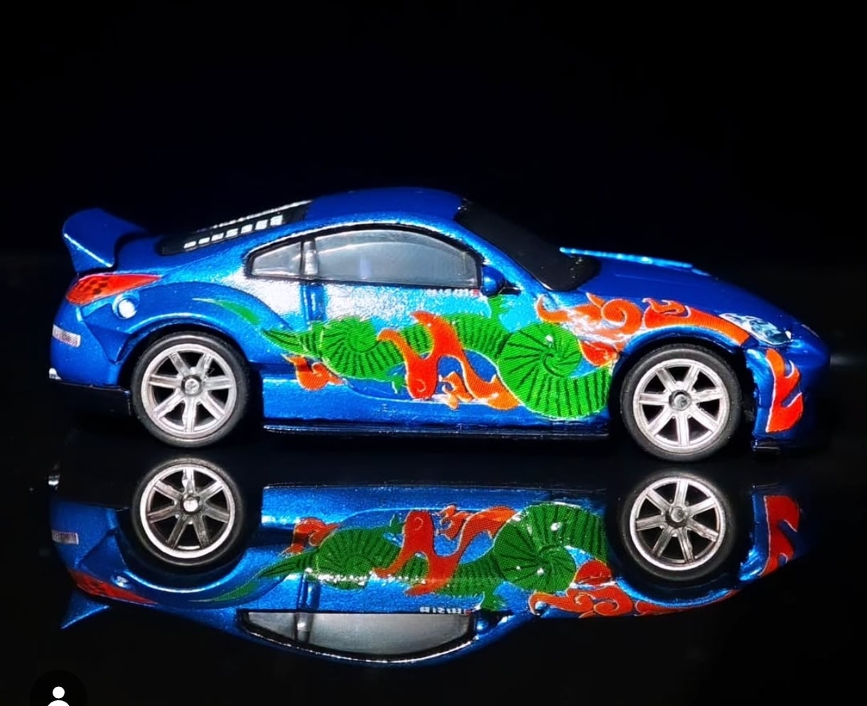 ¡Icono del Street Racing! Decals "Suki Fast" con Tinta Blanca Real: Nissan 350Z (Hot Wheels 1:64) - Imagen 2