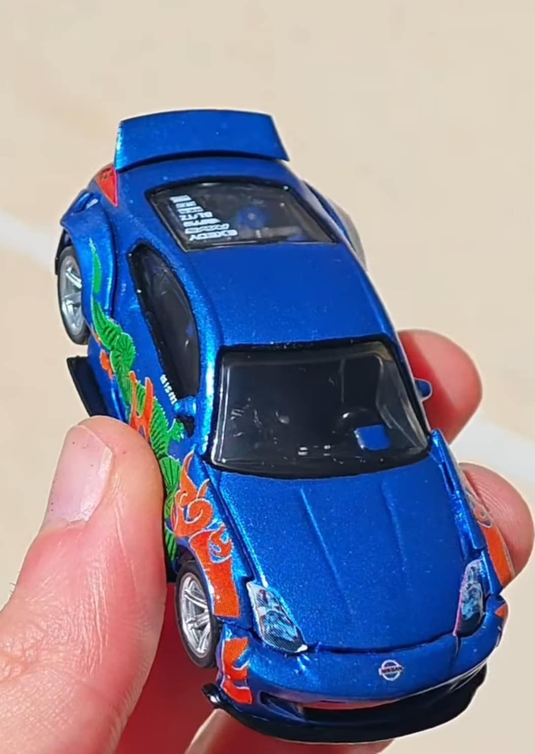 ¡Icono del Street Racing! Decals "Suki Fast" con Tinta Blanca Real: Nissan 350Z (Hot Wheels 1:64) - Imagen 3