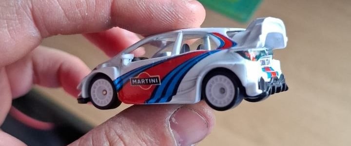 Decals "MARTINEZ RALLY TEAM" en Tinta Blanca: La Personalización Élite para tu Toyota Yaris GR - Imagen 2